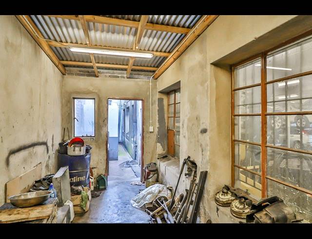 250M² BUILDING FOR SALE IN CITY & SUBURBAN